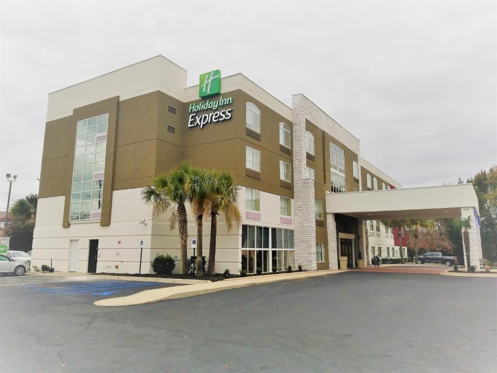 哥伦比亚Holiday Inn Express Columbia NE - Fort Jackson的酒店大楼前面设有停车场