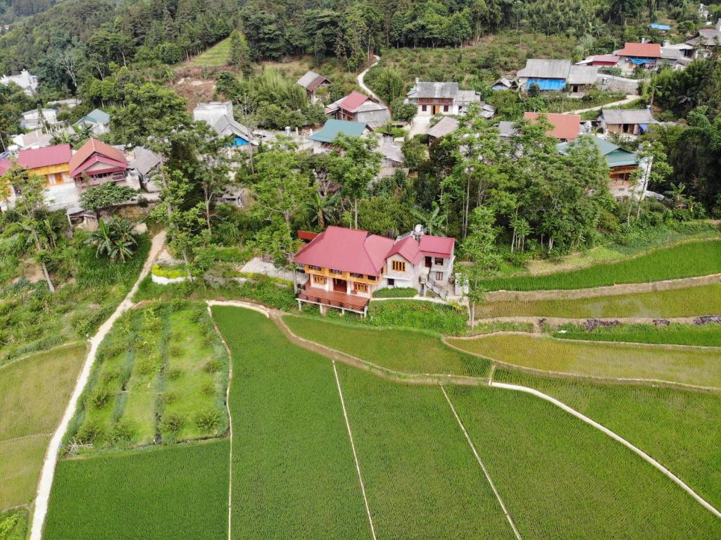 北河县Bac Ha Threeland homestay的山丘上房屋的空中景致