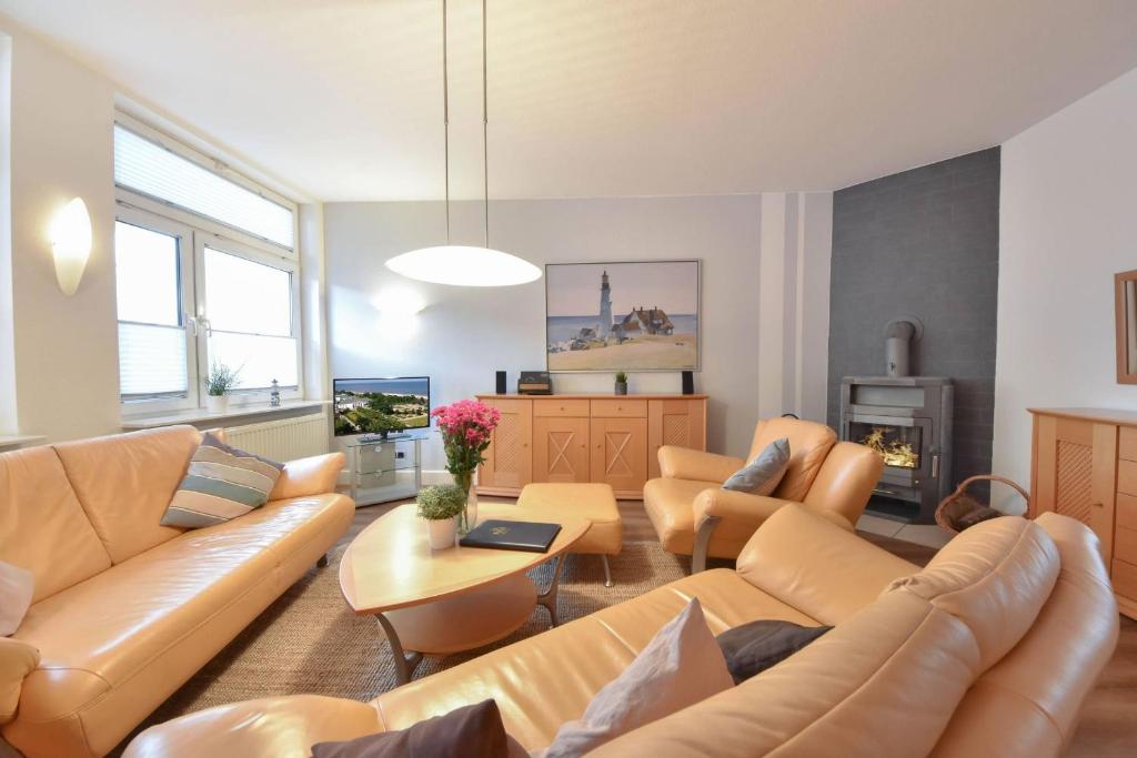 塞巴特阿尔贝克Villa Mirja 04的客厅配有沙发和桌子
