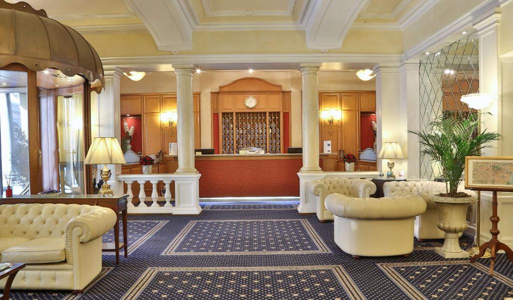 都灵热那亚贝斯特韦斯特PLUS酒店的大堂设有带沙发和椅子的等候区