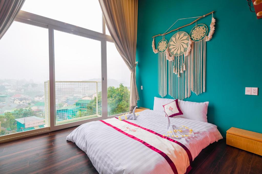 大叻Dalat Rose Hill Villa - Moutain View的一间卧室设有一张床和一个大窗户