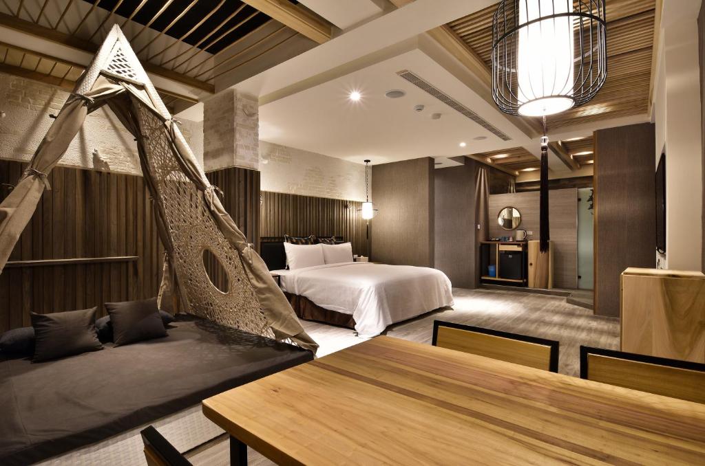 高雄歐閣精品汽車旅館-簡愛館的配有一张床和吊床的酒店客房