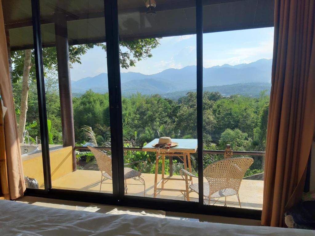 拜县拜县常山度假村的客房透过窗户可欣赏到山景