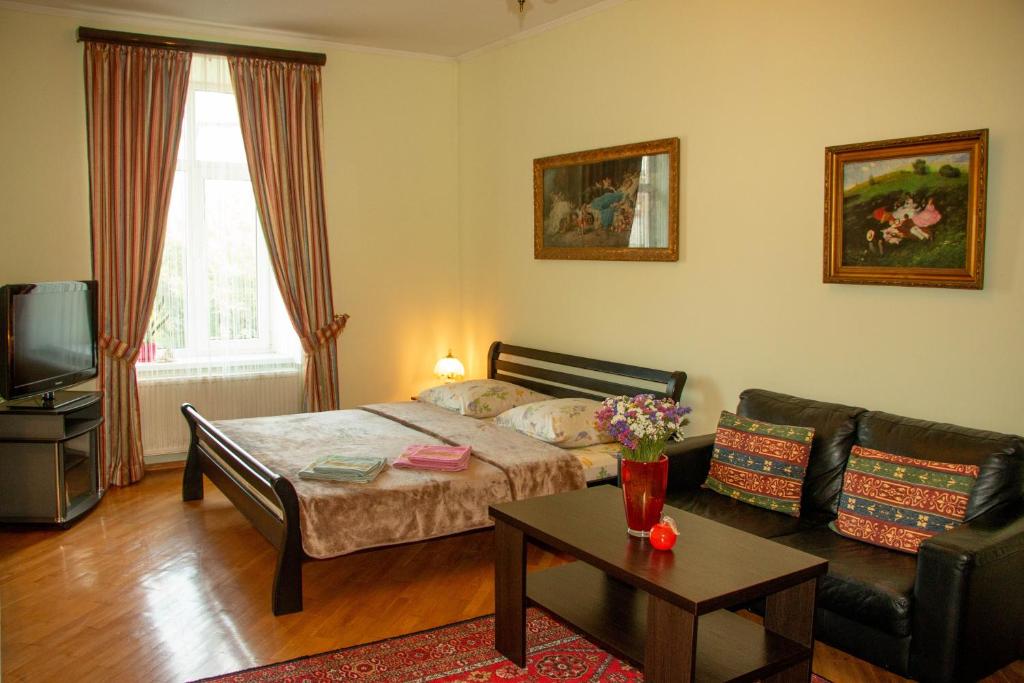 利沃夫The heart of Lviv的客厅配有床和沙发