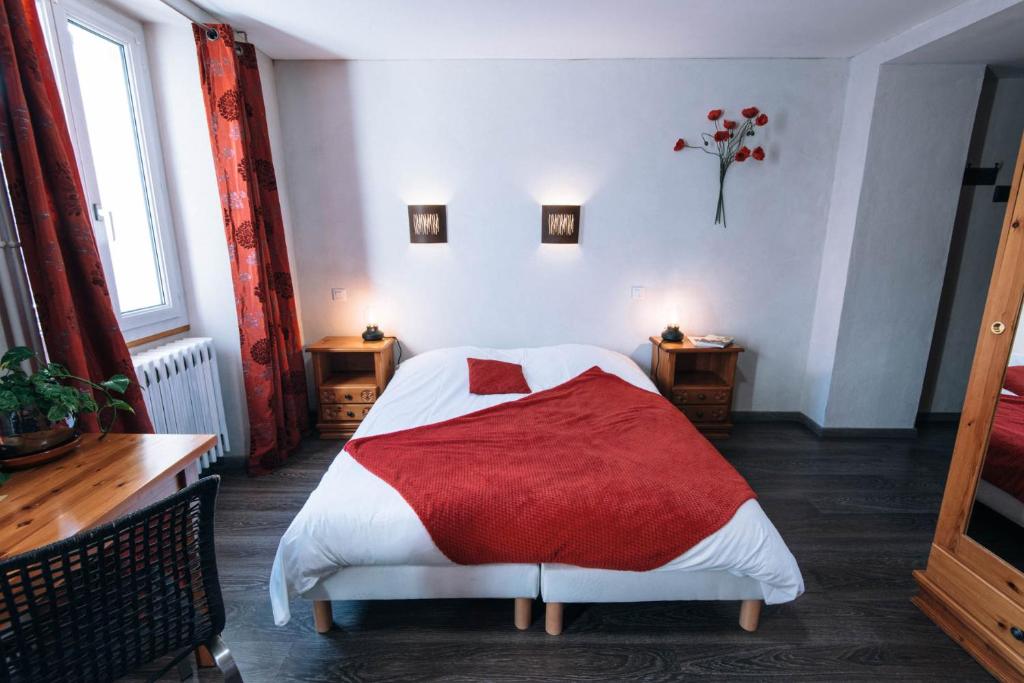 阿布列兰扎小屋酒店的一间卧室配有一张带红色毯子的床