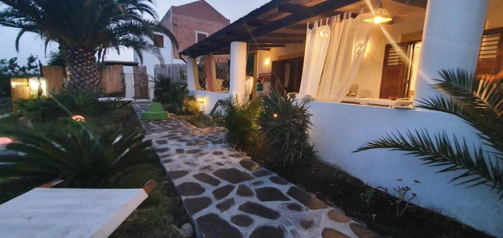 圣马里纳萨利纳Villa Cappero的一个带长颈鹿走道的花园的房子