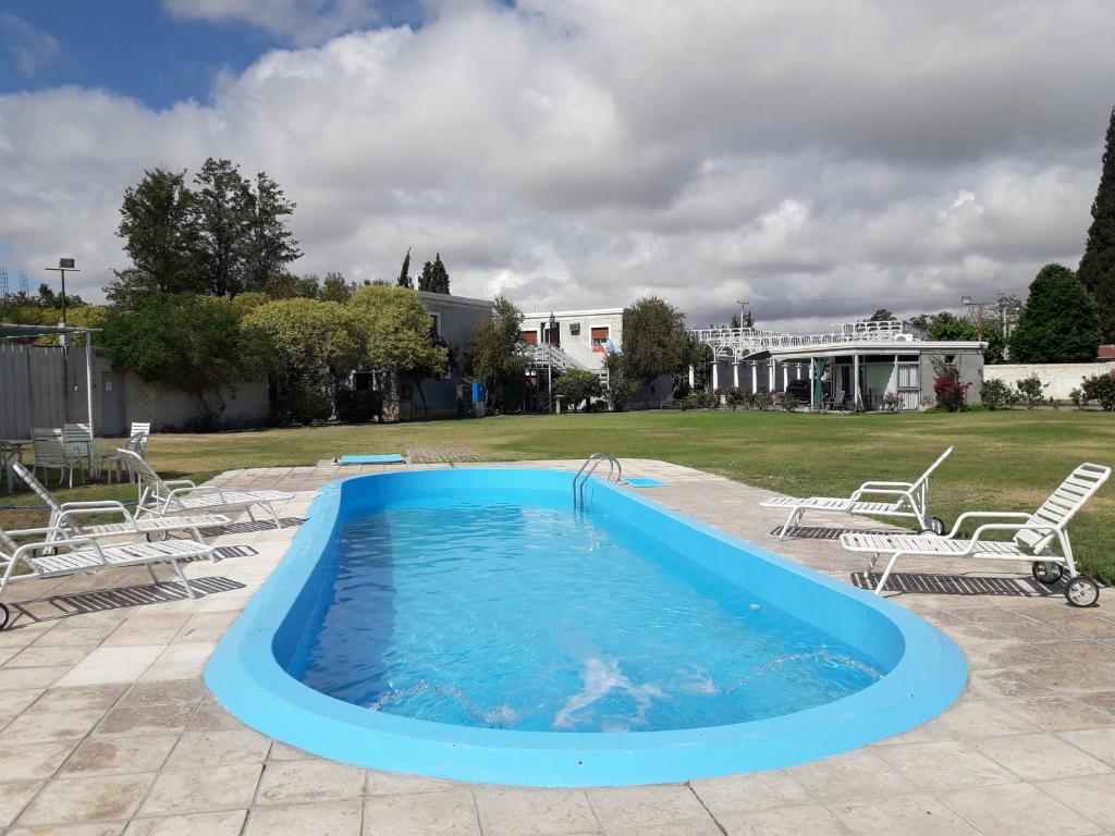 圣胡安PARQUE APART HOTEL的一个带椅子的大型游泳池