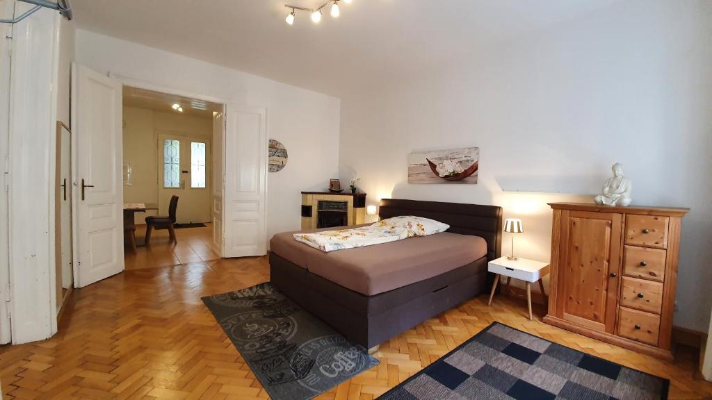 维也纳Gorgeous Viennese Apartment 10 min to City Center的一间卧室配有一张床和一个梳妆台