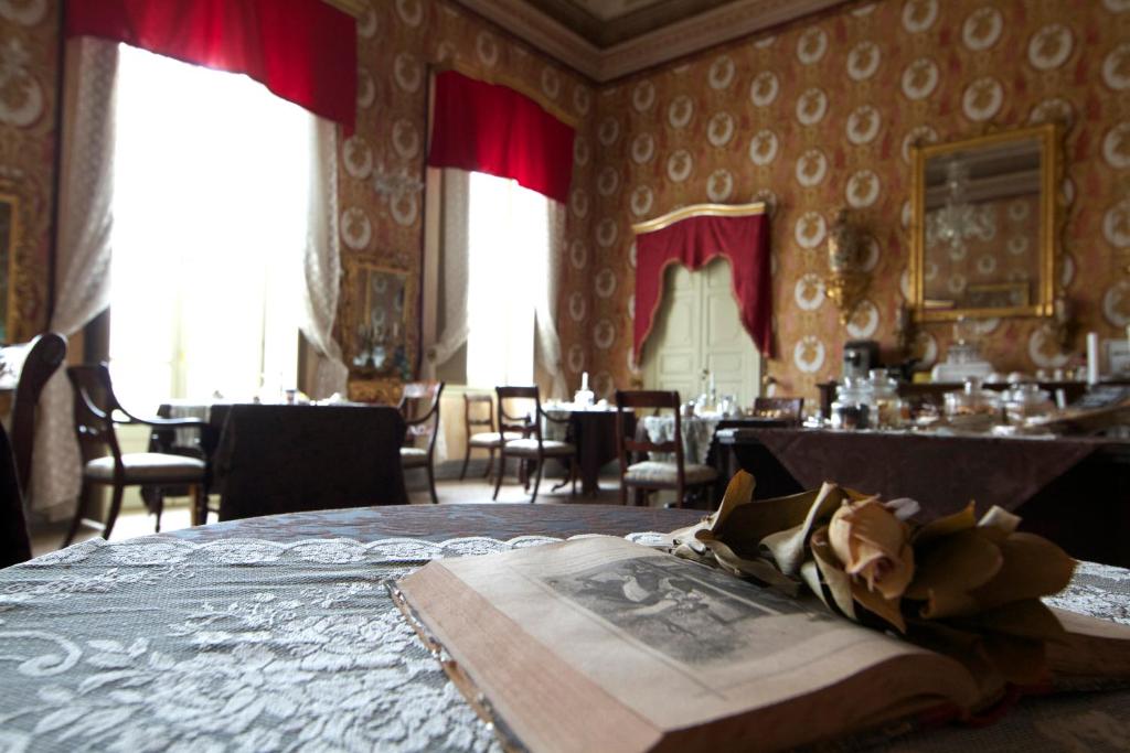 奥里斯塔诺Residenza d'Epoca Regina d'Arborea的一间房间,桌子上放着一本书
