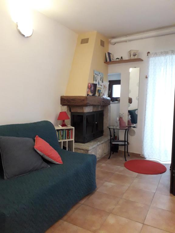 卡拉马尼科泰尔梅La Casetta di Edy的带沙发和壁炉的客厅
