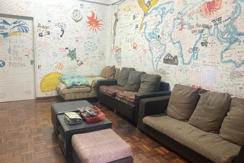 关丹SPOT ON 89872 Kuantan Backpackers的客厅配有沙发和世界地图
