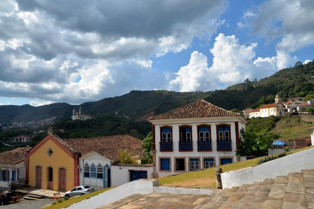 欧鲁普雷图Pouso do Chico Rey的山丘上以山为背景的房子