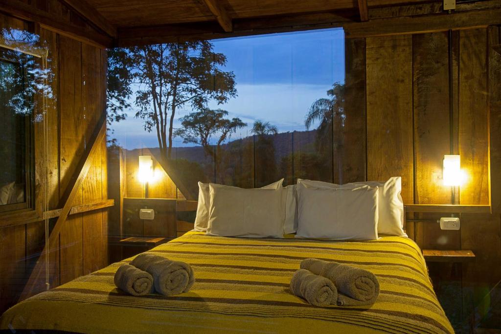 萨尔多斯德莫克纳Chacra del Agua Reserva Privada的一间卧室配有带毛巾的床