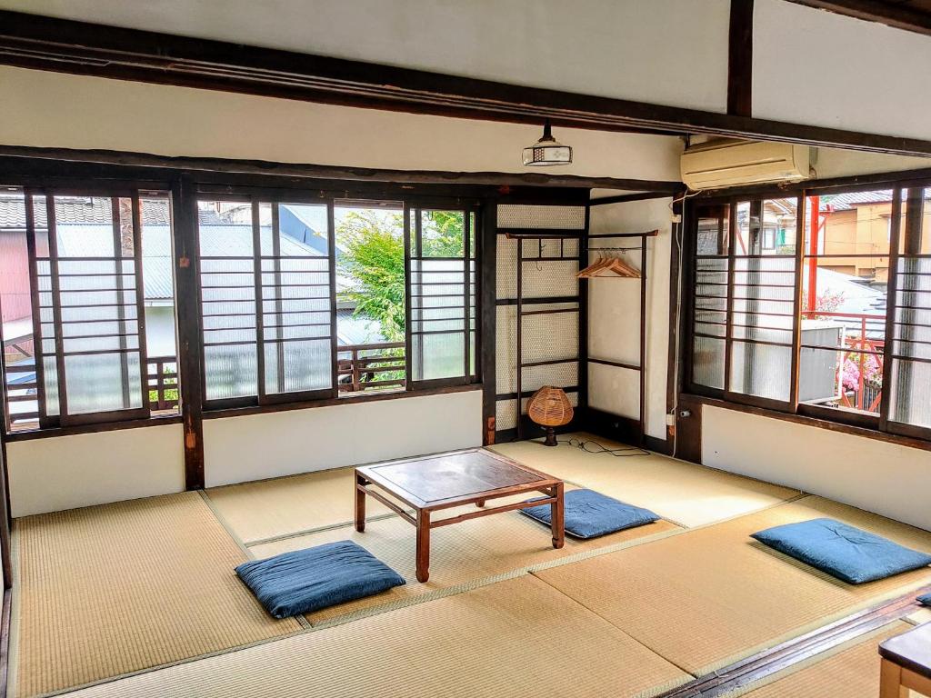 京都科巴科宾馆的带2个垫子和桌子及窗户的房间