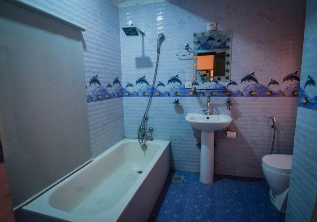 加德满都施凡广场酒店的带浴缸、盥洗盆和卫生间的浴室