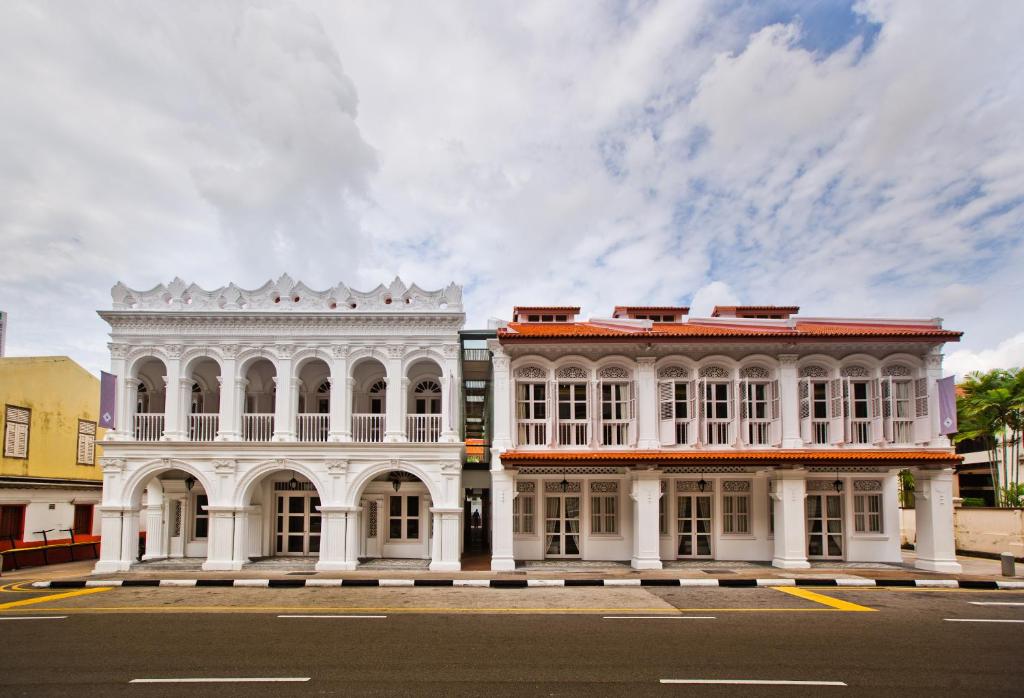 新加坡The Sultan的街道两旁的白色建筑