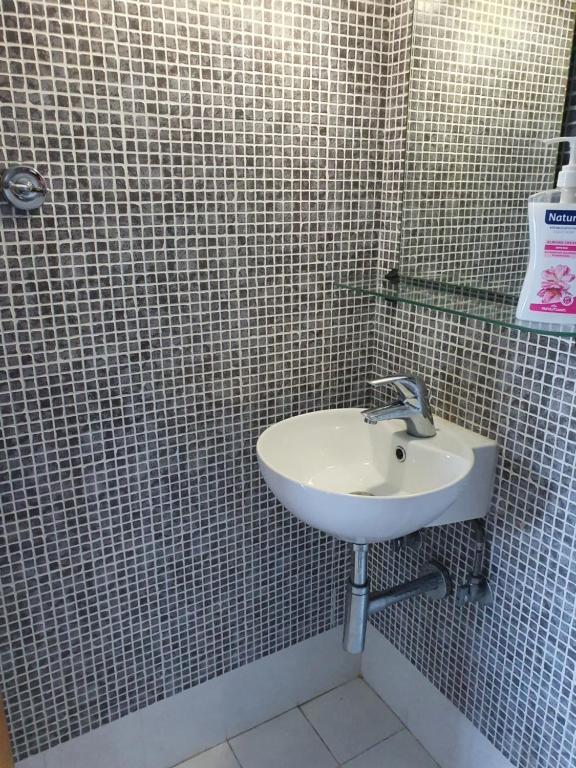 哈尔基斯COZIDEA apartments CHALKIDA的一间带水槽和瓷砖墙的浴室