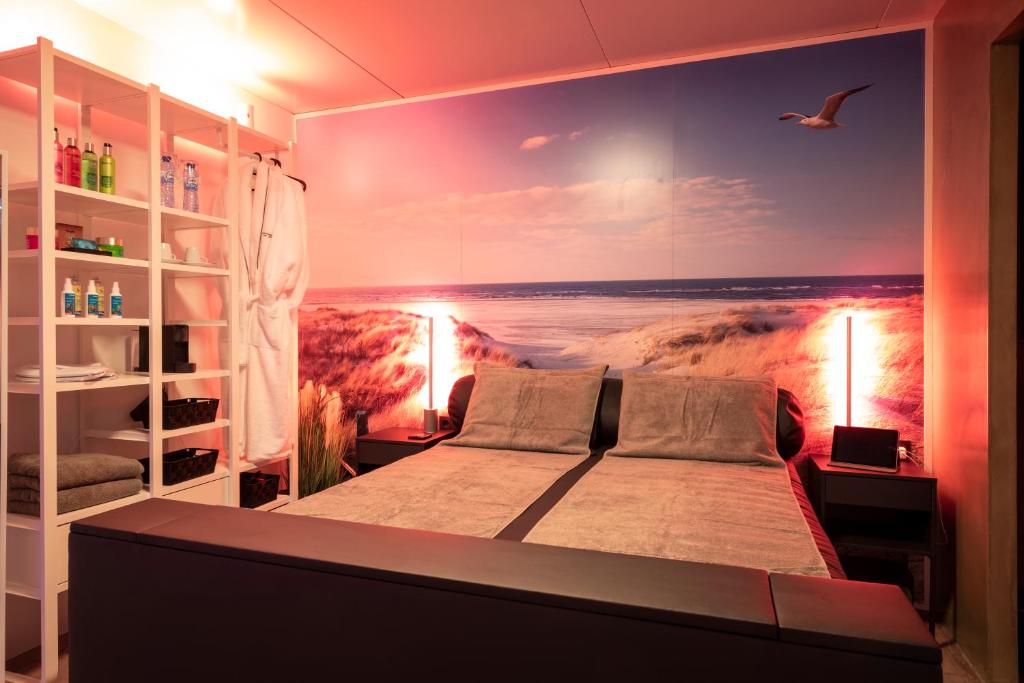 米德尔堡Hotel en privé-wellness De Nieuwe Doelen的卧室拥有海滩壁画