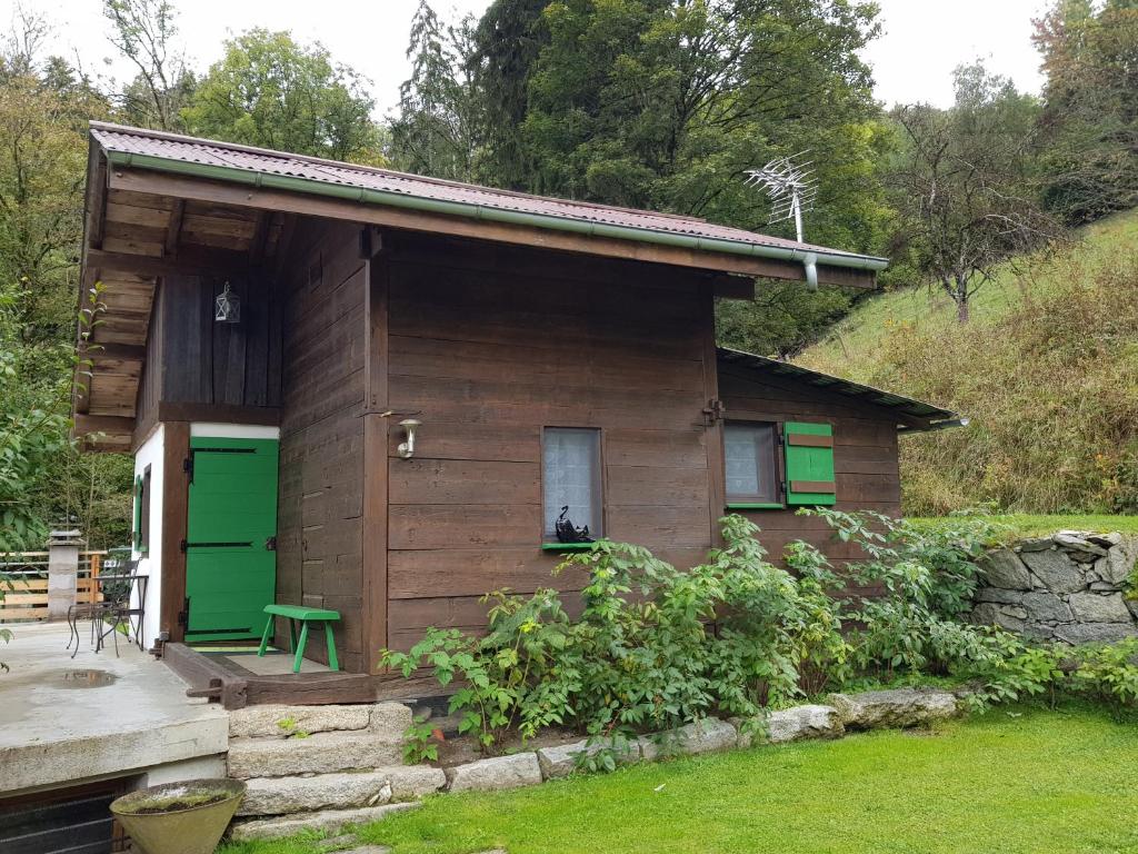 DomancyPetit chalet savoyard的一座带绿门和院子的小房子