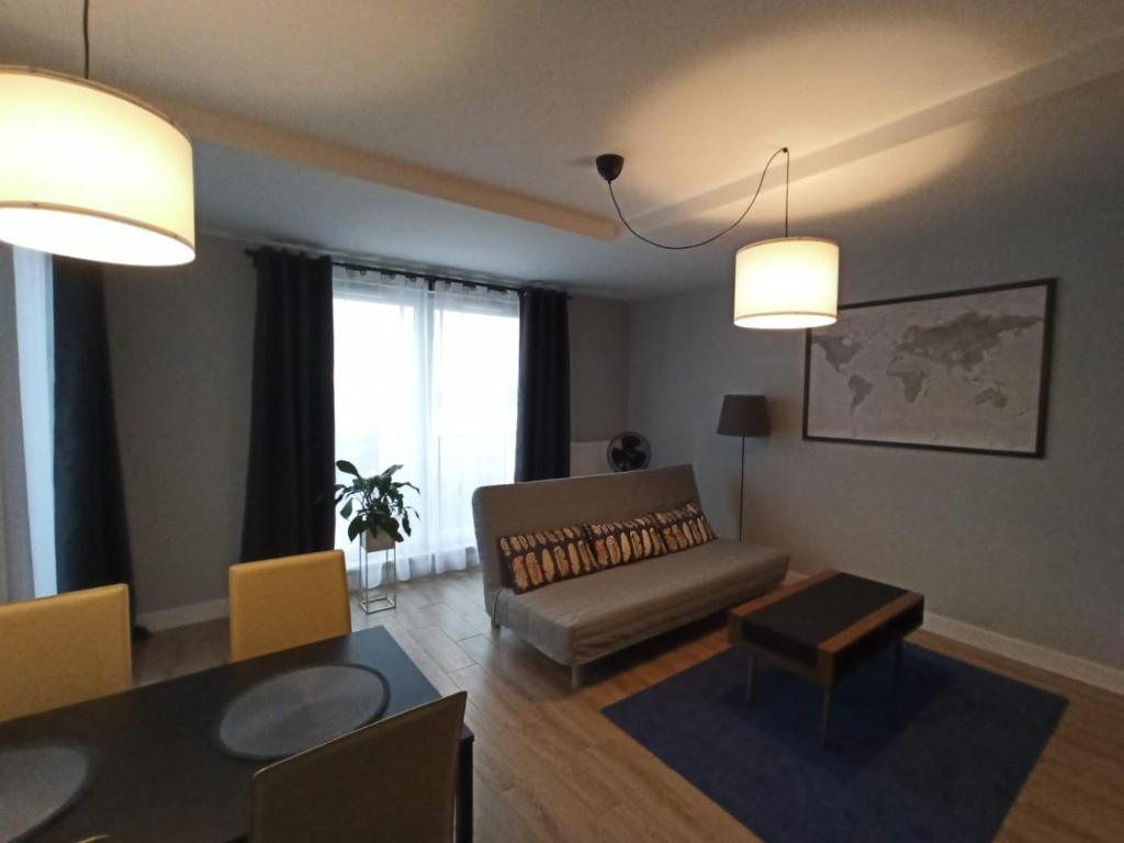 卡托维兹Sun Apartment Katowice Chorzów的客厅配有沙发和桌子