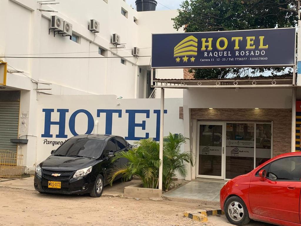 丰塞卡Hotel Raquel Rosado的停在酒店前的停车场