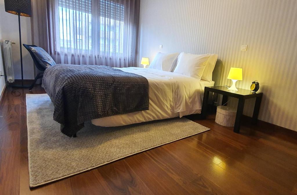 加亚新城VIVER D'AMOR Oporto Douro River Flat的一间卧室设有一张大床和一个窗户。