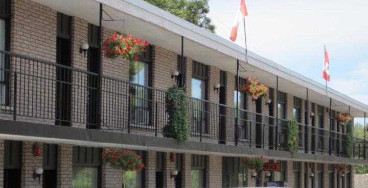 班克罗夫特班克罗夫特套房酒店的阳台上有盆栽植物和旗帜的建筑