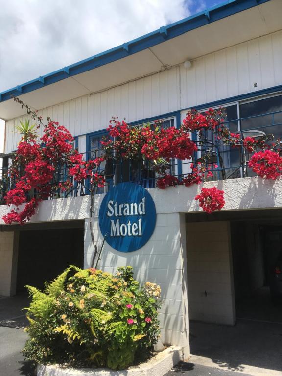 陶朗加Strand Motel的花房边的立式模特标志