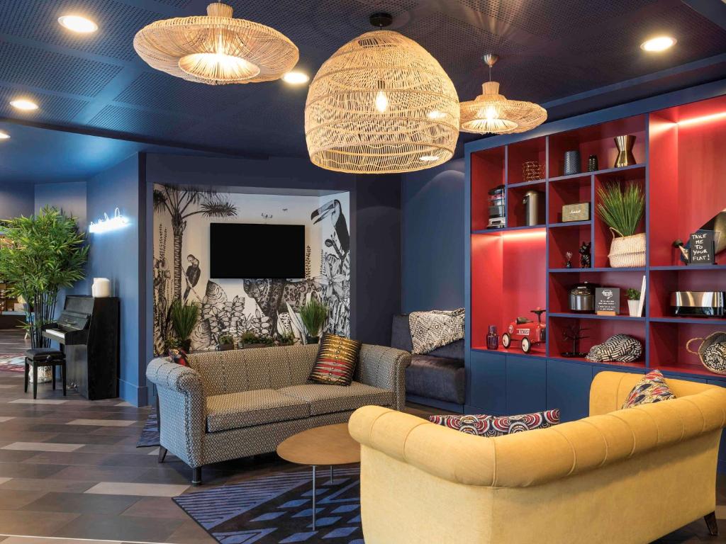 库尔布瓦拉德芳斯库尔布瓦阿德吉奥公寓式酒店的客厅配有两张沙发和一台电视机