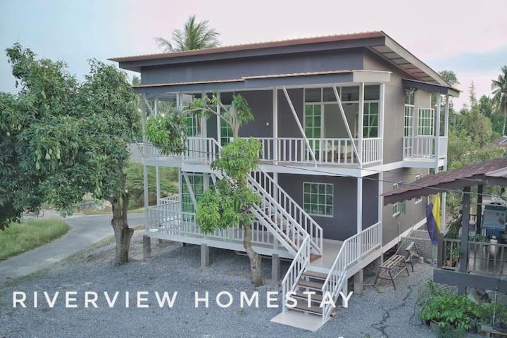 加央RIVERVIEW HOMESTAY PERLIS的前面有白色楼梯的大房子