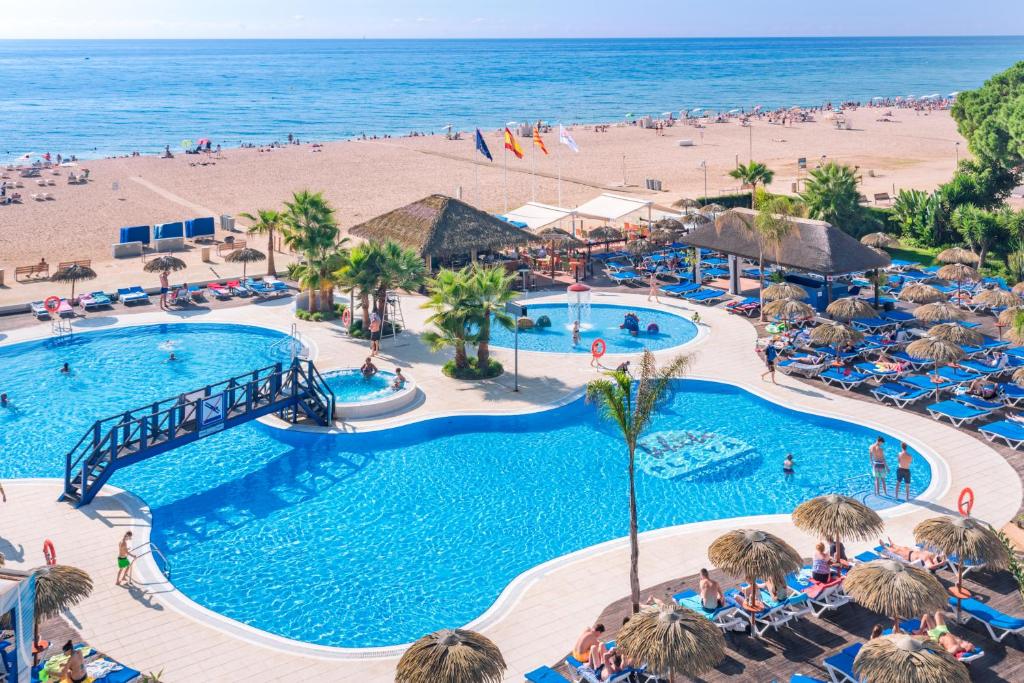 圣苏珊娜塔希提普拉亚酒店的享有度假村游泳池和海滩的空中景致