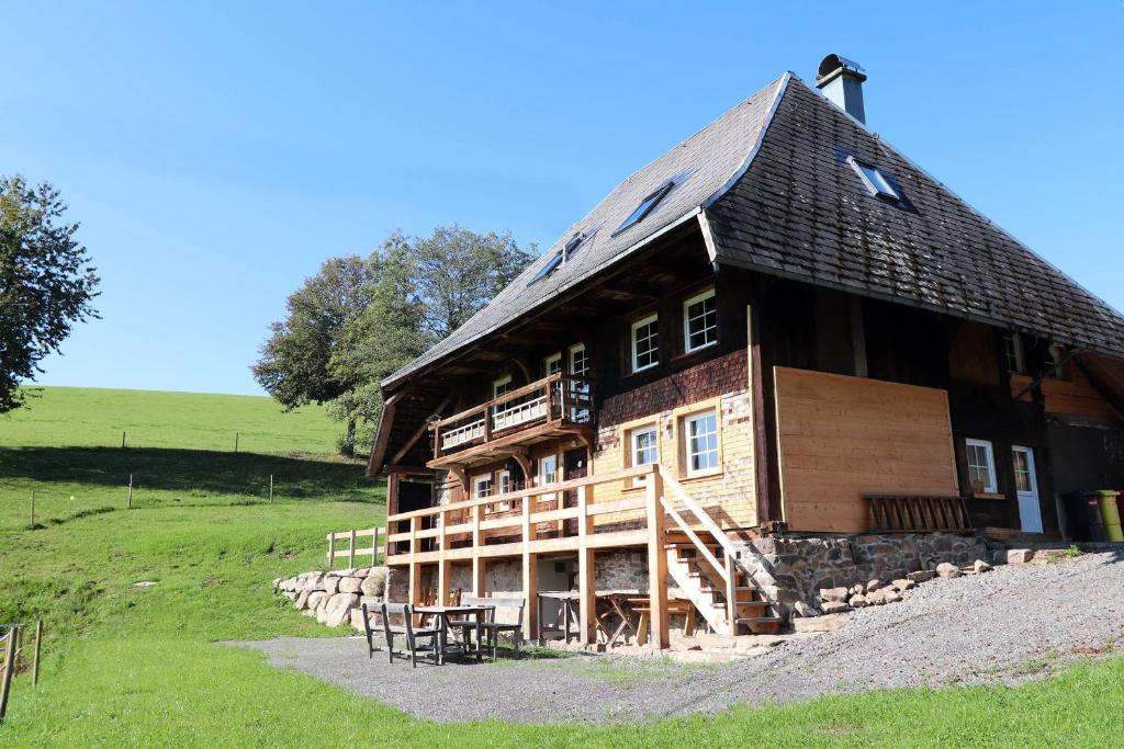 布莱特瑙Ferienhütte Biobetrieb Lippenhof的田野上山丘上的大型木屋