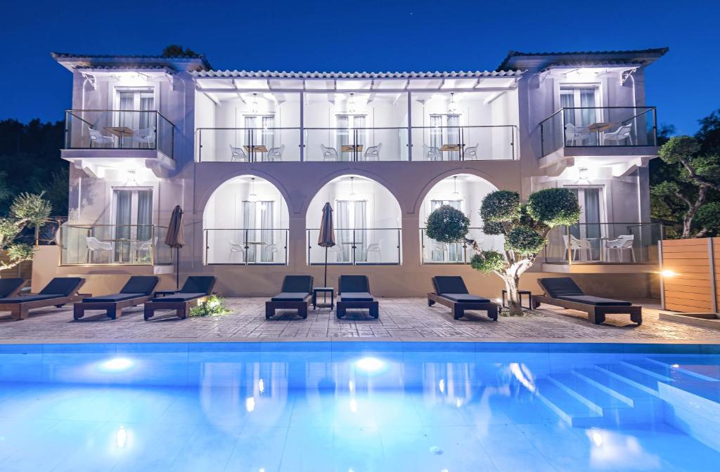 拉加纳斯Litore Luxury Living的大楼前设有游泳池的酒店