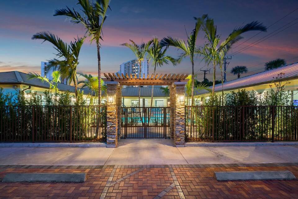西棕榈滩Bermuda Bungalows (Tropical Island Getaway)的棕榈树房子的大门