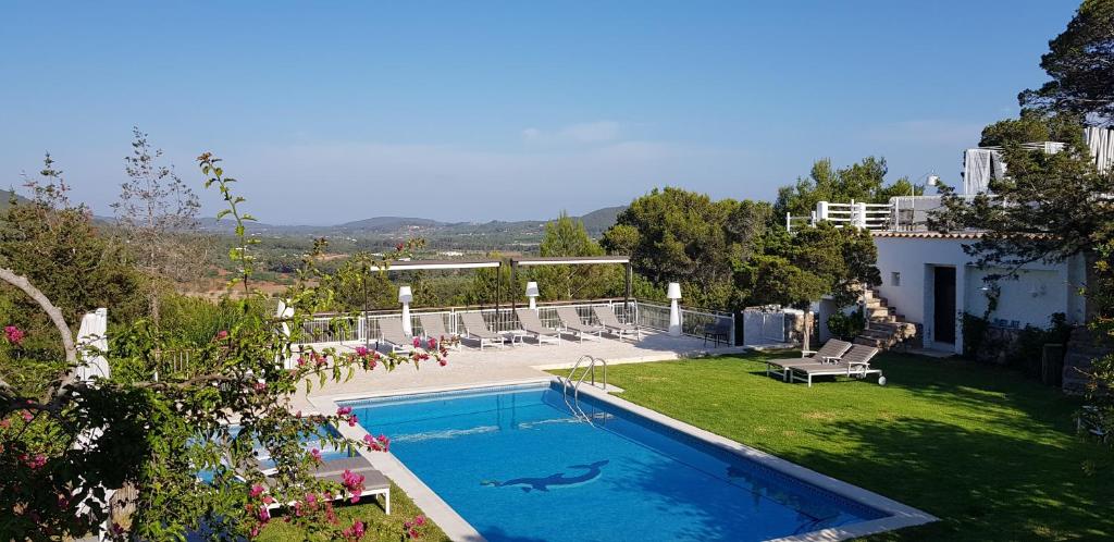 圣洛伦索巴拉菲娜雅乡村酒店的一座房子的院子内的游泳池