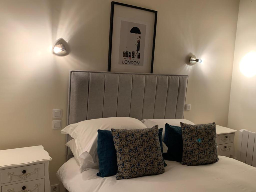 DrouxBar 145的一间卧室配有带白色床单和枕头的床。
