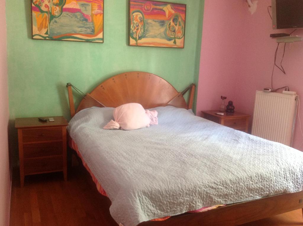 雅典Apartment with barbecue 1 km beach的一间卧室配有一张带粉红色枕头的床