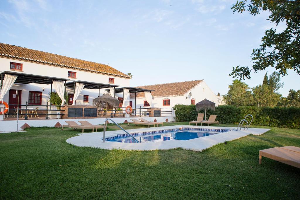 皮萨拉科尔蒂霍德尔艺术酒店 - 卡米尼托德尔雷的一个带游泳池和房子的后院