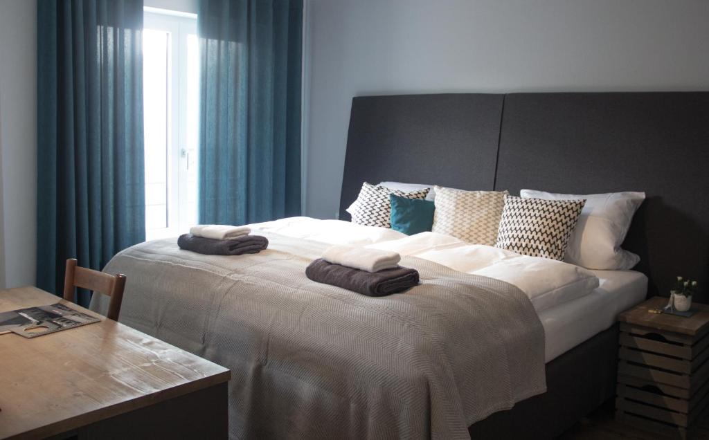 DunningenAlte Schmiede的一间卧室配有一张大床和两条毛巾