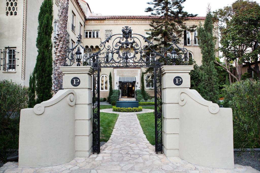 洛杉矶圣莫尼卡帕里豪斯酒店的通往带喷泉的豪宅的华丽大门