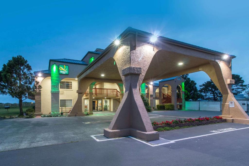 新奥尔良市Quality Inn & Suites Crescent City Redwood Coast的一座有灯的大建筑