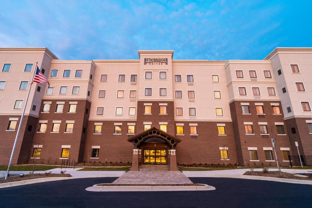 拉戈Staybridge Suites - Washington DC East - Largo, an IHG Hotel的享有大楼正面景致,设有入口