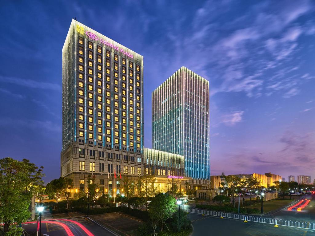 武汉武汉开发区保和皇冠假日酒店的一座高大的建筑,在一座城市里有两个摩天大楼