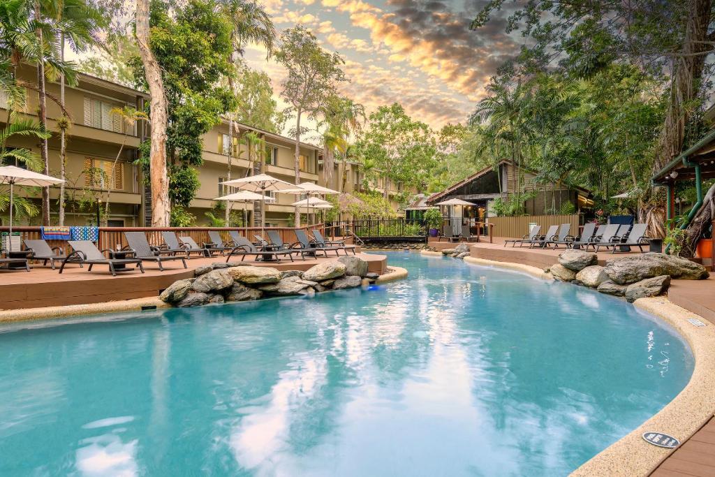 道格拉斯港道格拉斯港华美达度假酒店的一个带椅子的大型游泳池,一个度假村