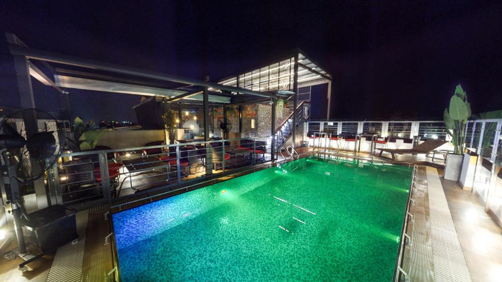 达卡白金豪华酒店的大楼的游泳池