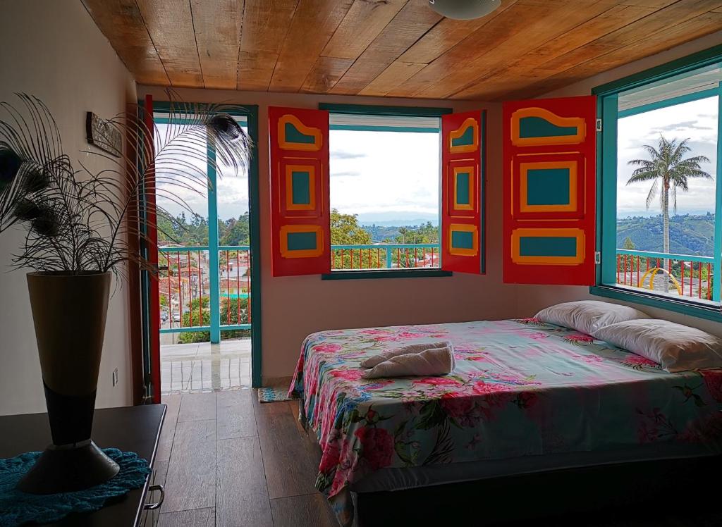 萨兰托Casa Pachamama的一间设有床铺的卧室,位于带窗户的房间内