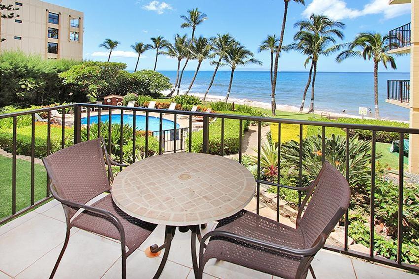 基黑Kealia Resort 203的俯瞰大海的阳台配有桌椅
