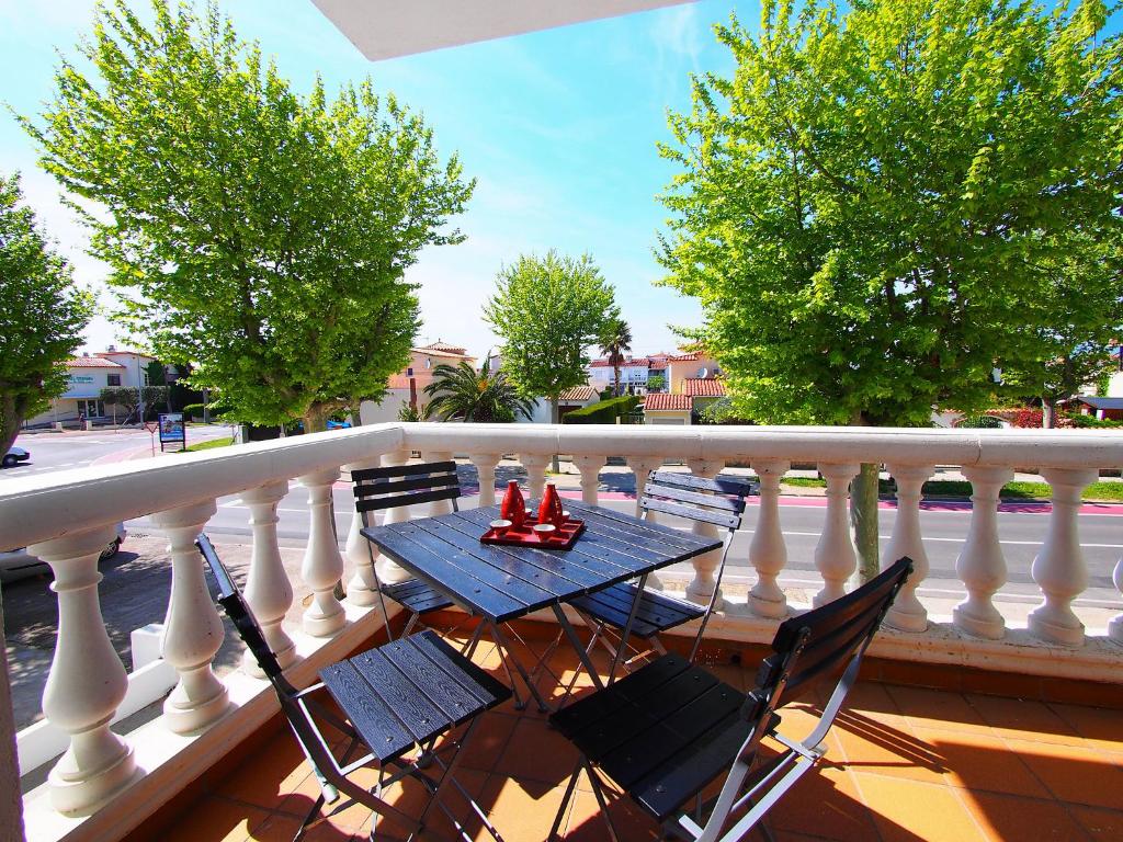艾姆布里亚布拉瓦Apartment Port Banyuls-2 by Interhome的阳台配有桌椅,位于栏杆上