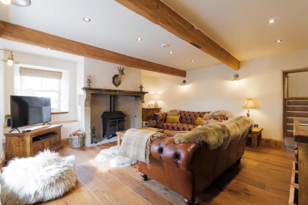 Austwick5 Star Cottage on the Green with Log Burner - Dog Friendly的带沙发和壁炉的客厅