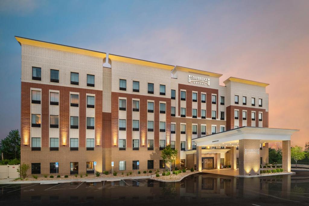 弗洛伦斯Staybridge Suites Florence - Cincinnati South, an IHG Hotel的酒店前方的 ⁇ 染